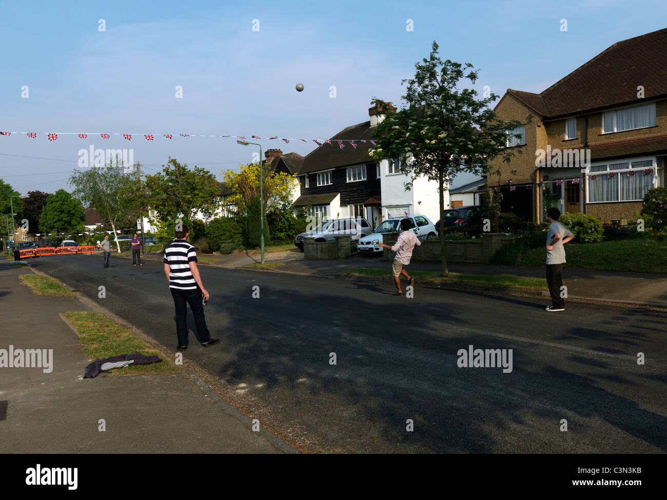 Jungs spielen Fußball auf der Straße königliche Hochzeit Straße Partei London Stockfoto