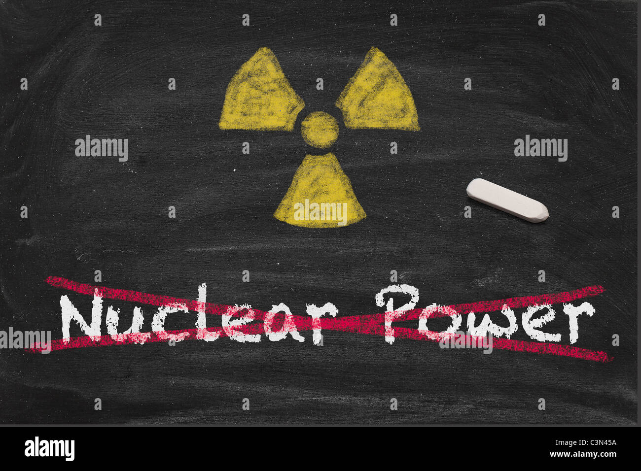Bild mit hoher Auflösung mit durchgestrichen Kreide Kernkraft-Schriftzug. Radioaktiven Symbol. Stockfoto