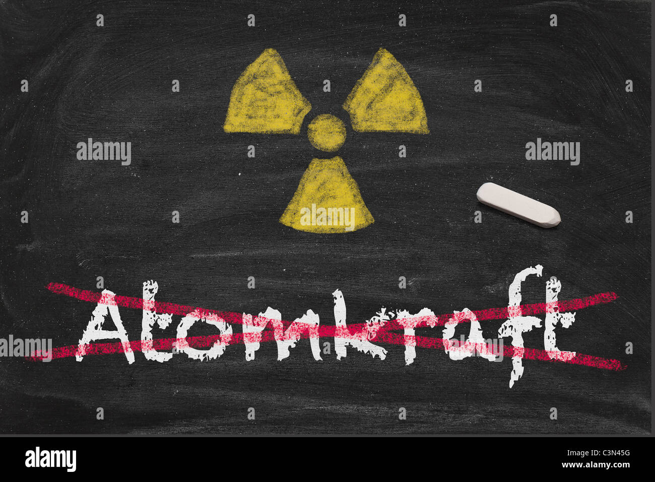 Bild mit hoher Auflösung mit durchgestrichen Kreide Kernkraft-Schriftzug. Radioaktiven Symbol. Stockfoto