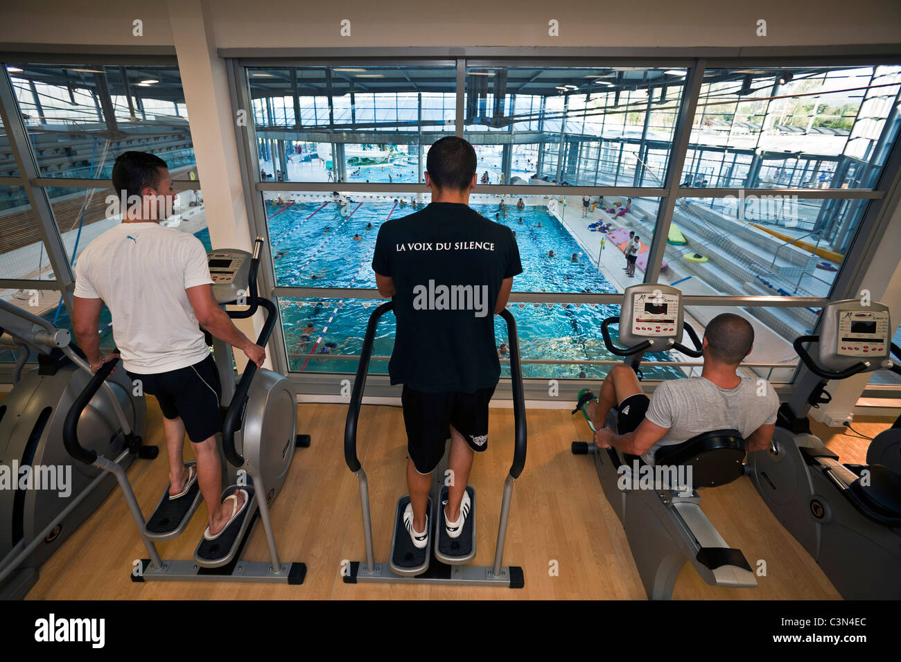 Gewichte und Cardio-Trainingsraum von Vichy - Val d ' Allier Schwimmbad. Salle de Muskeltraining et de Cardio-Training. Stockfoto