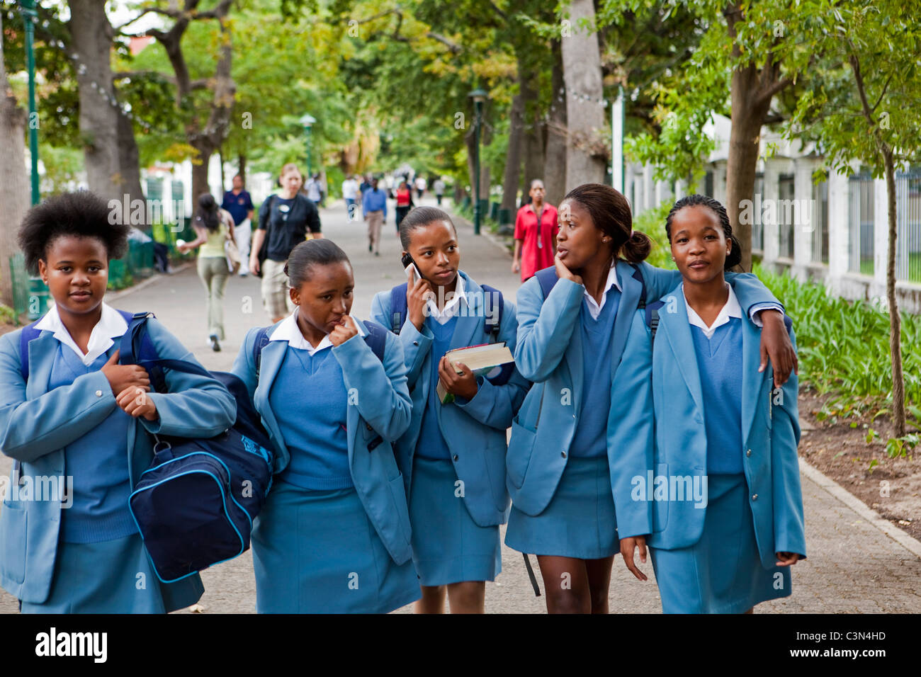 Südafrika, Kapstadt, Schulmädchen am Eingang des Company Gardens. Stockfoto