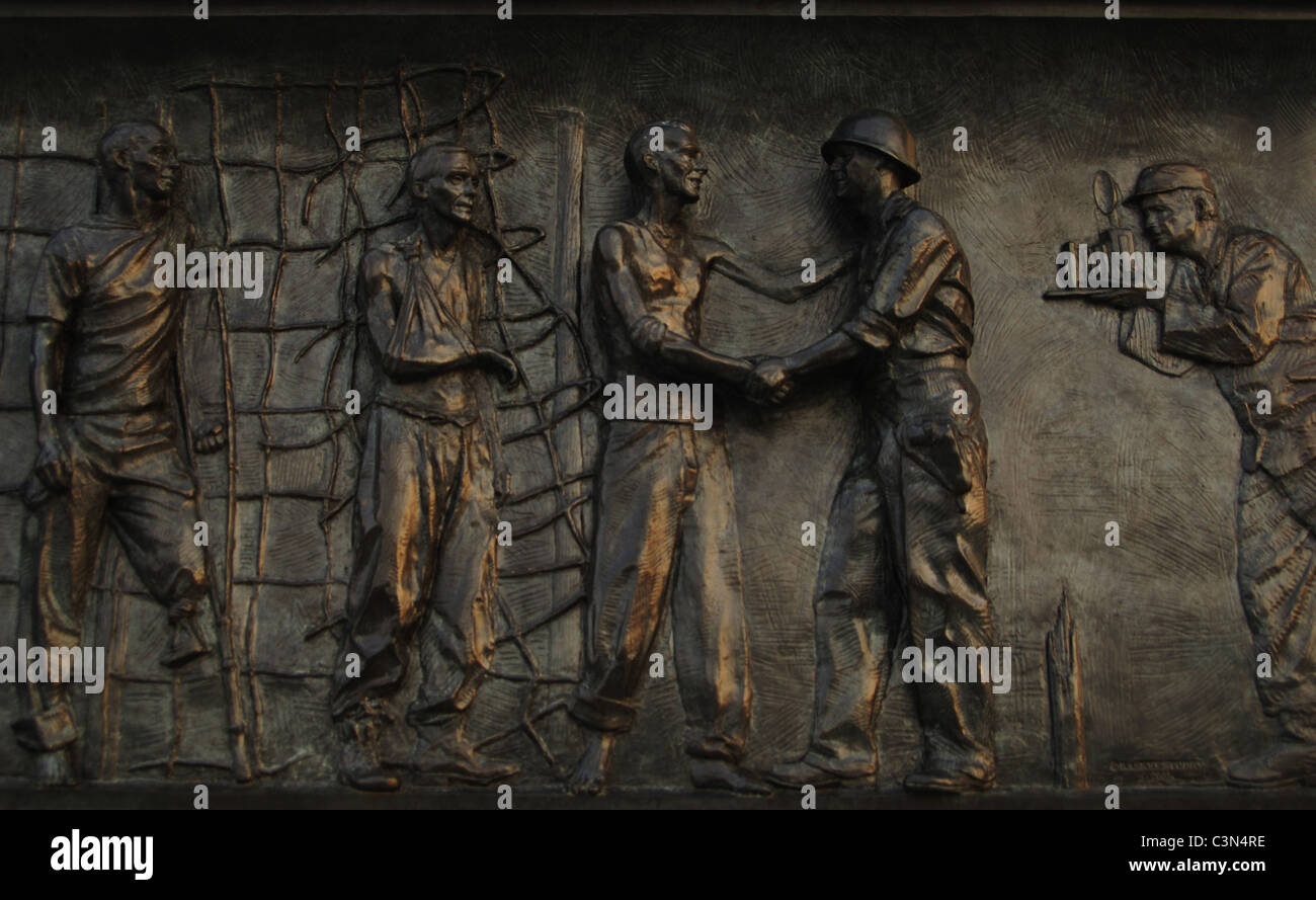 National World War II Memorial. Relief Darstellung Soldaten befreien die Häftlinge der Konzentrationslager. Washington D.C. Stockfoto