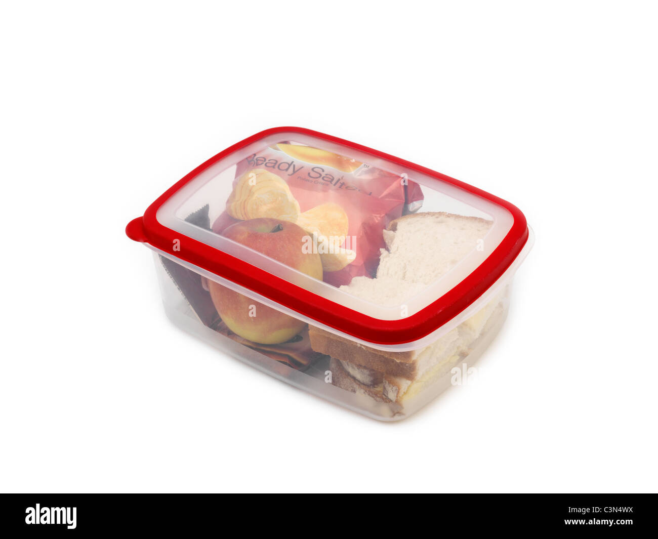 Ein Lunchpaket - Weißbrot-Käse-Sandwiches, Packung Chips, Schokoriegel und einen Apfel In eine Lunchbox Stockfoto