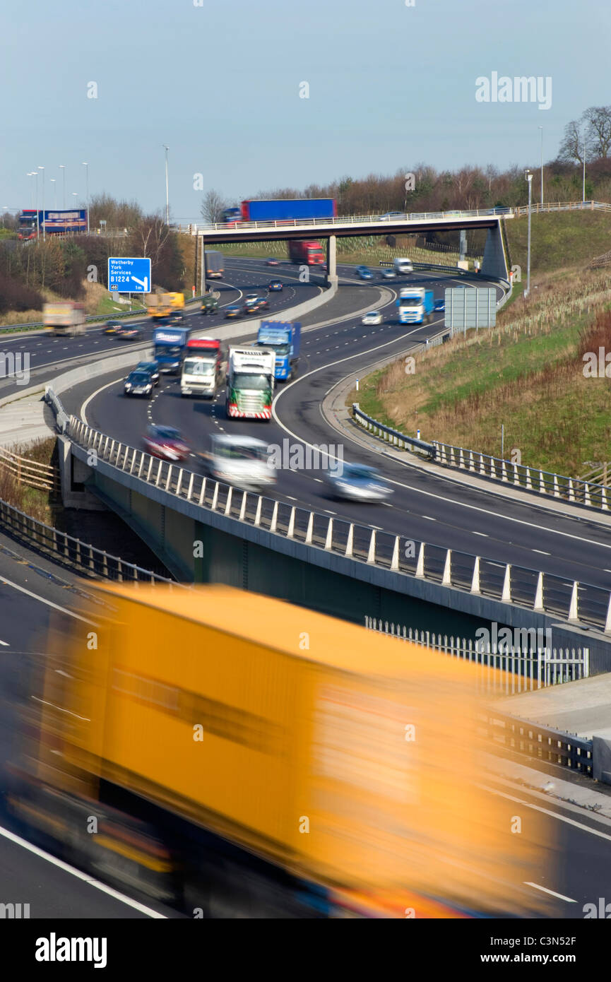 Fahrzeuge fahren auf der Autobahn A1/M in der Nähe von Leeds Yorkshire uk Stockfoto
