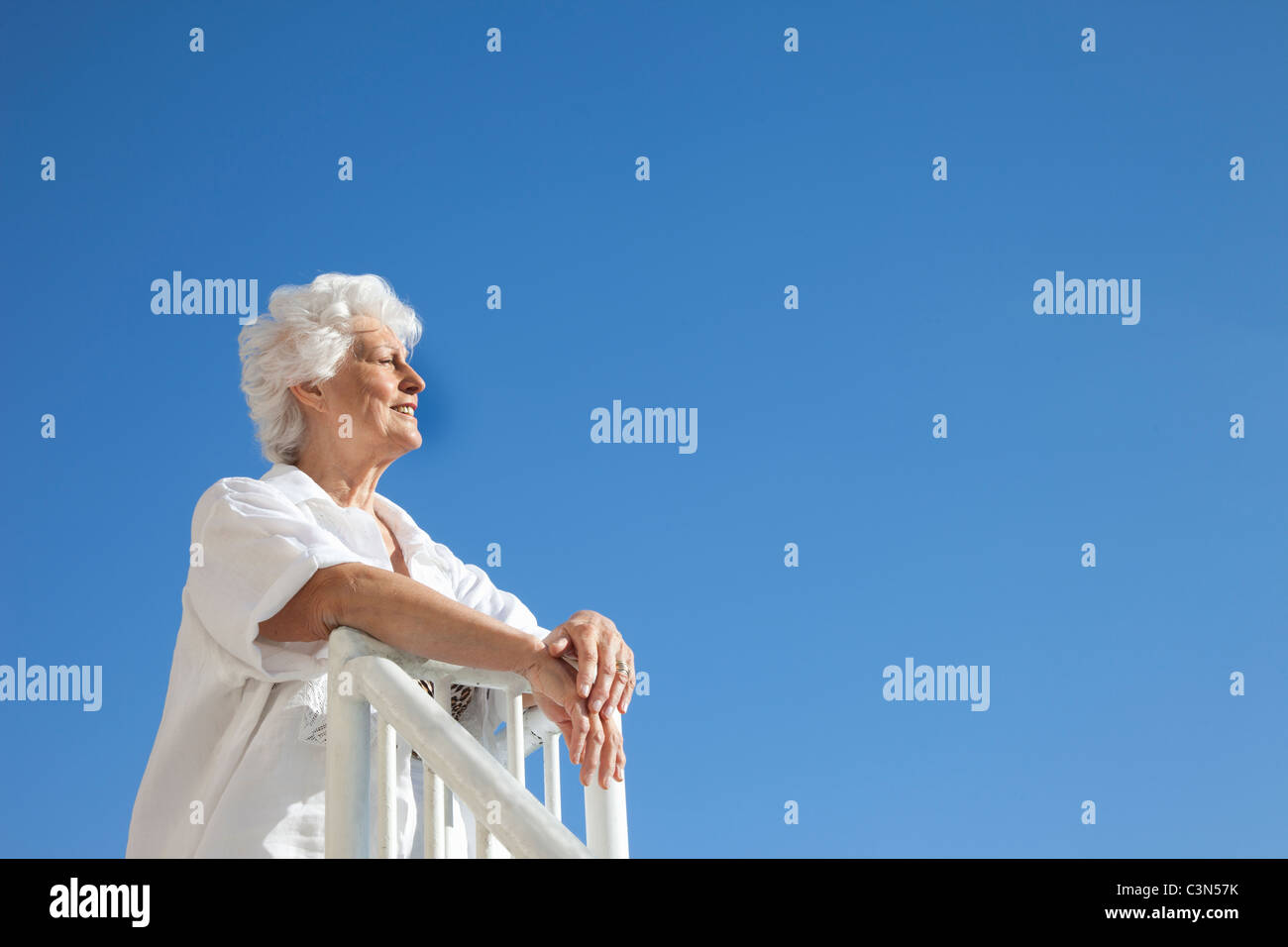 Senior-Frau am Strand Stockfoto