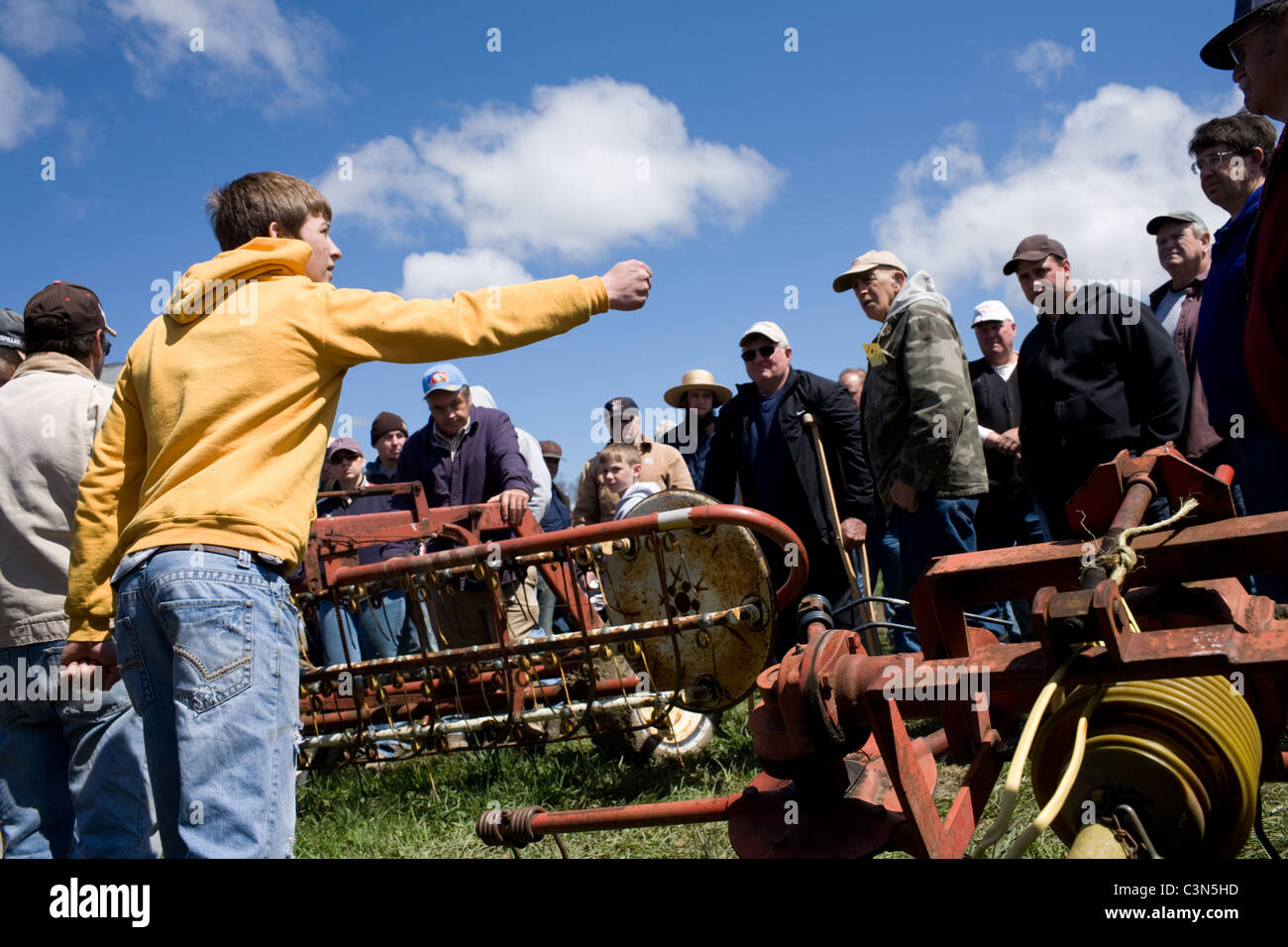 Junger Teenager behandelt Versteigerung von Landmaschinen im Mohawk Valley von central New York State Stockfoto