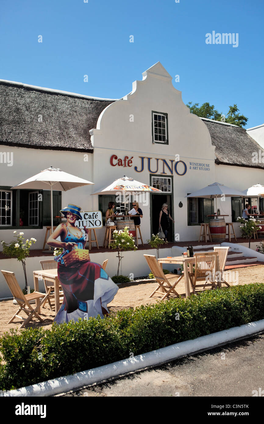 Südafrika, Western Cape, Paarl, Juno Wine Company, einschließlich Cafe und Terrasse, Cape niederländischen Architektur. Stockfoto