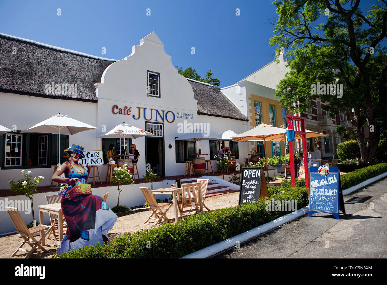 Südafrika, Western Cape, Paarl, Juno Wine Company, einschließlich Cafe und Terrasse, Cape niederländischen Architektur. Stockfoto