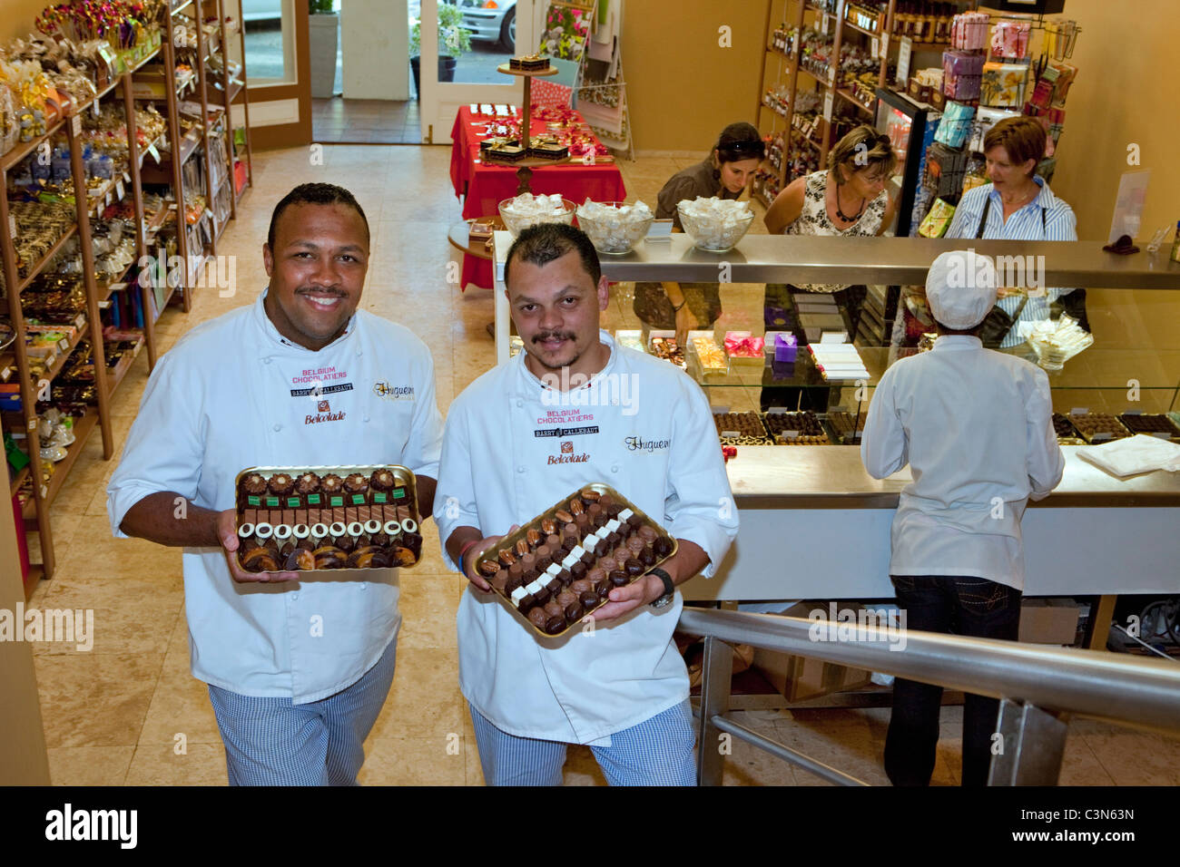 Western Cape, Franschhoek, feine Chocolats Hugenotten, Owners Danver Windvogel (R) und Denver Adonis (L) zeigen ihre Produkte Stockfoto