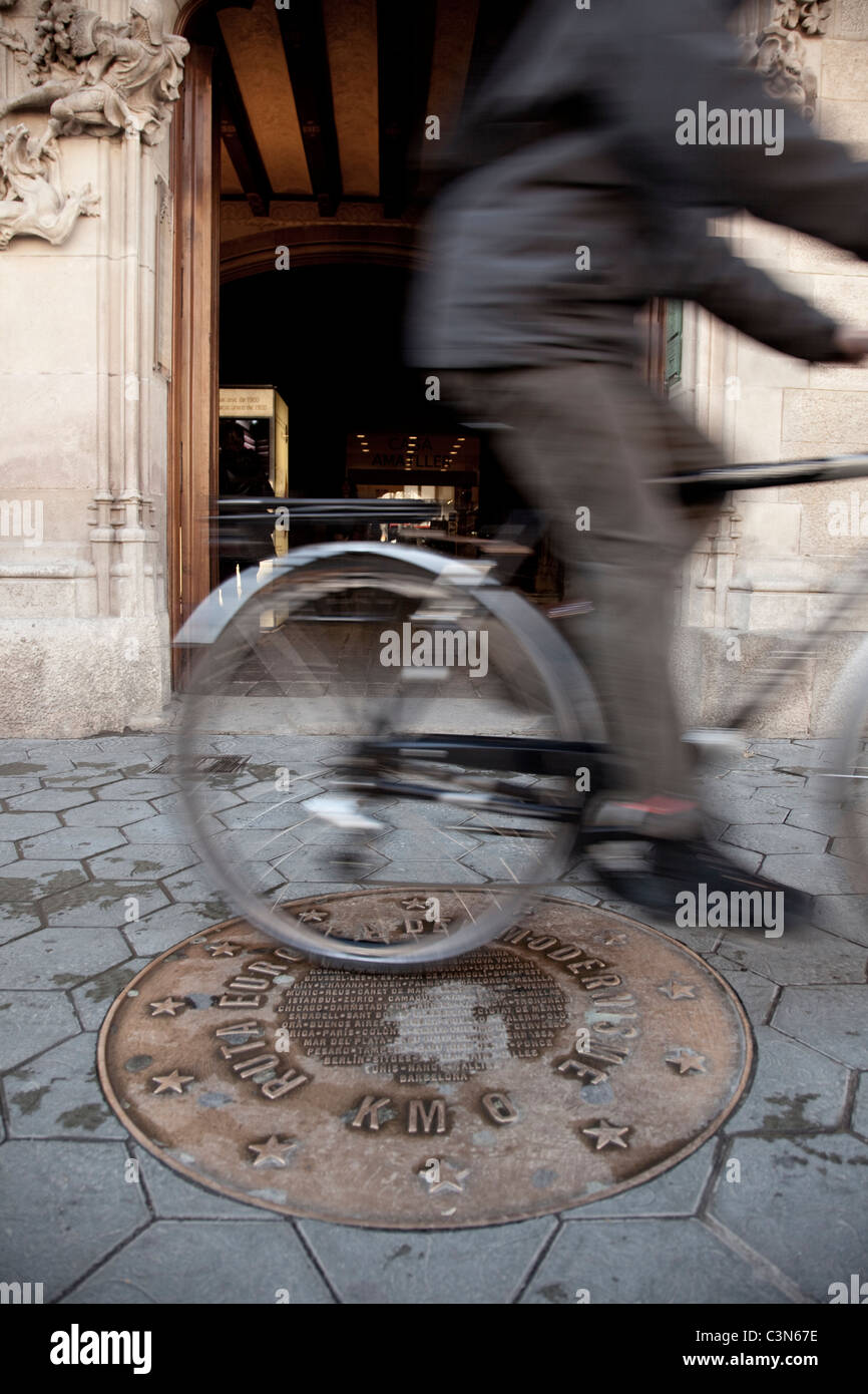 Mann mit dem Fahrrad über die Km 0 moderne Route in Barcelona Stockfoto