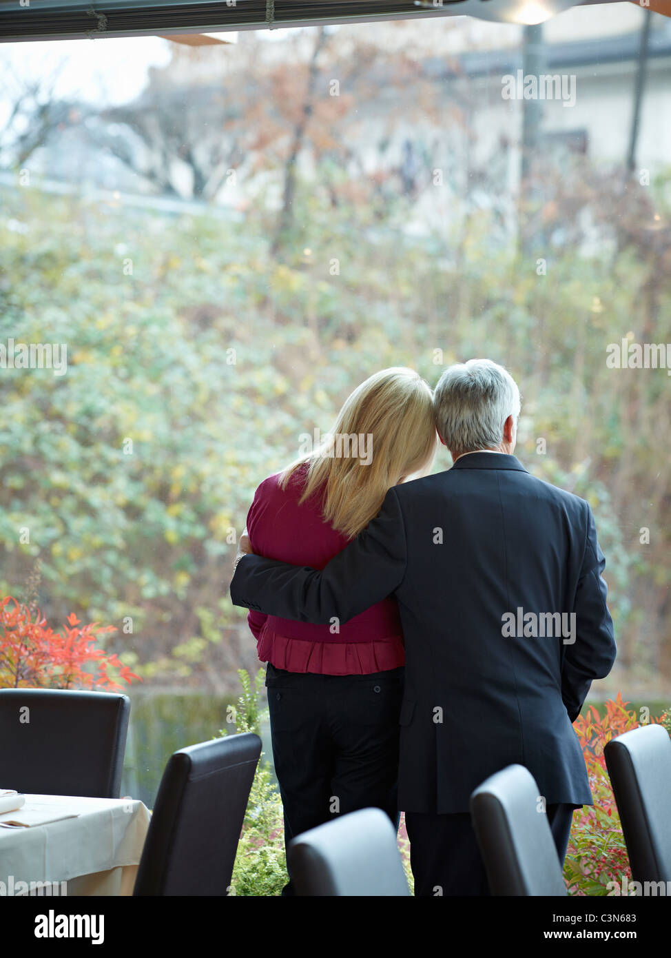 Senior paar mit einem intimen Moment in einem Restaurant, Blick aus dem Fenster Stockfoto