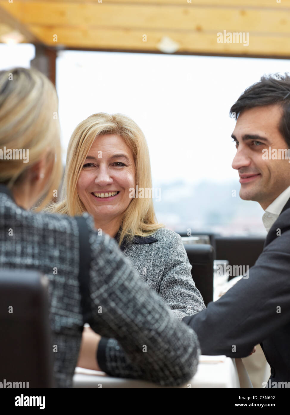 Zwei Frauen und ein Mann in einem Buiness-meeting Stockfoto