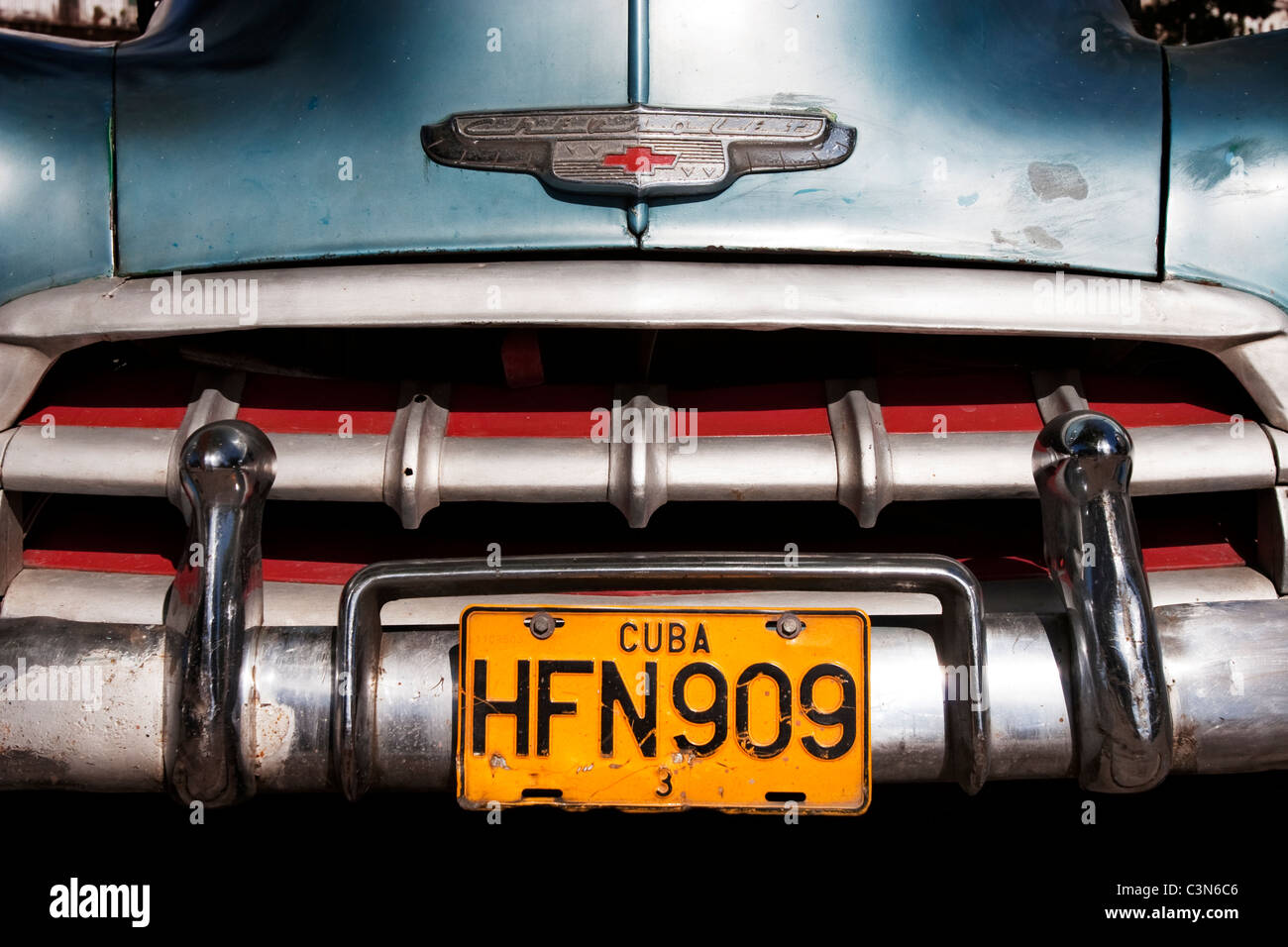 Vor einem 50er Jahre Chevrolet in Kuba Stockfoto