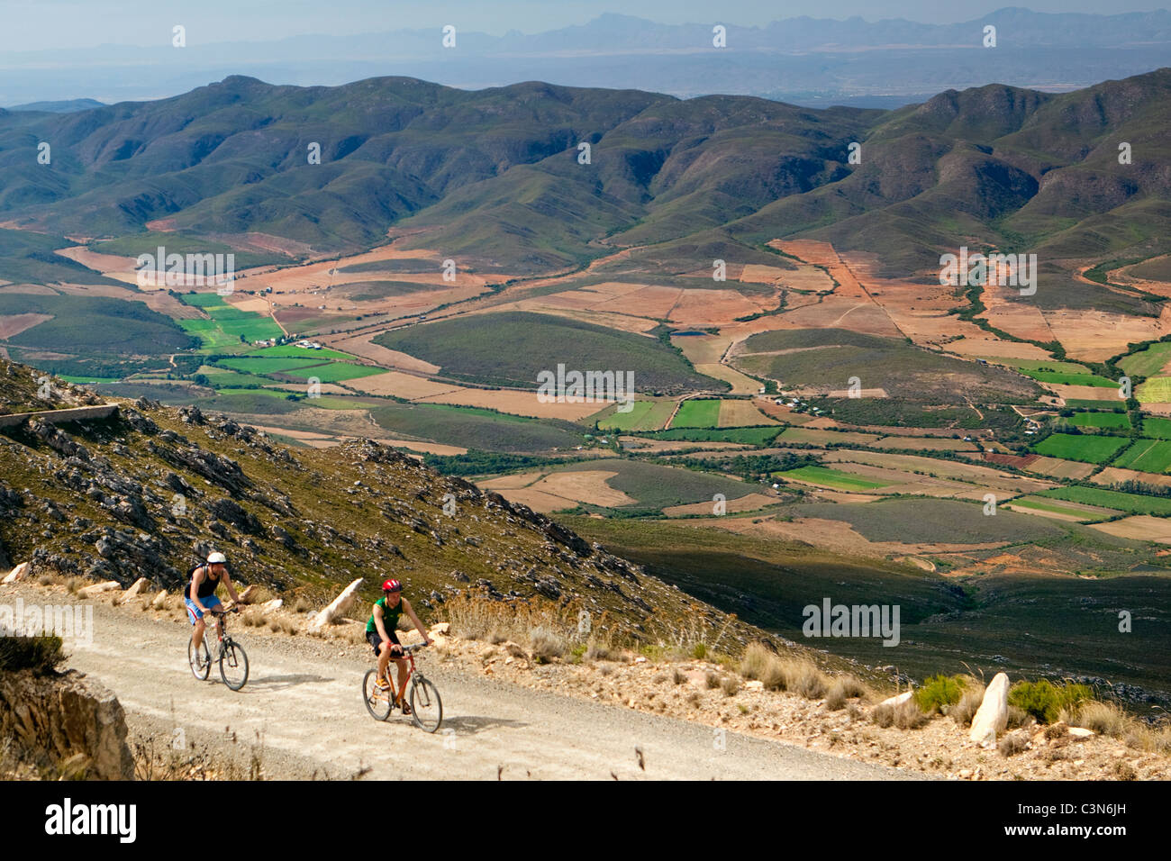 Südafrika, Western Cape, Matjiesriver, Swartberg Pass. Radfahrer. Stockfoto