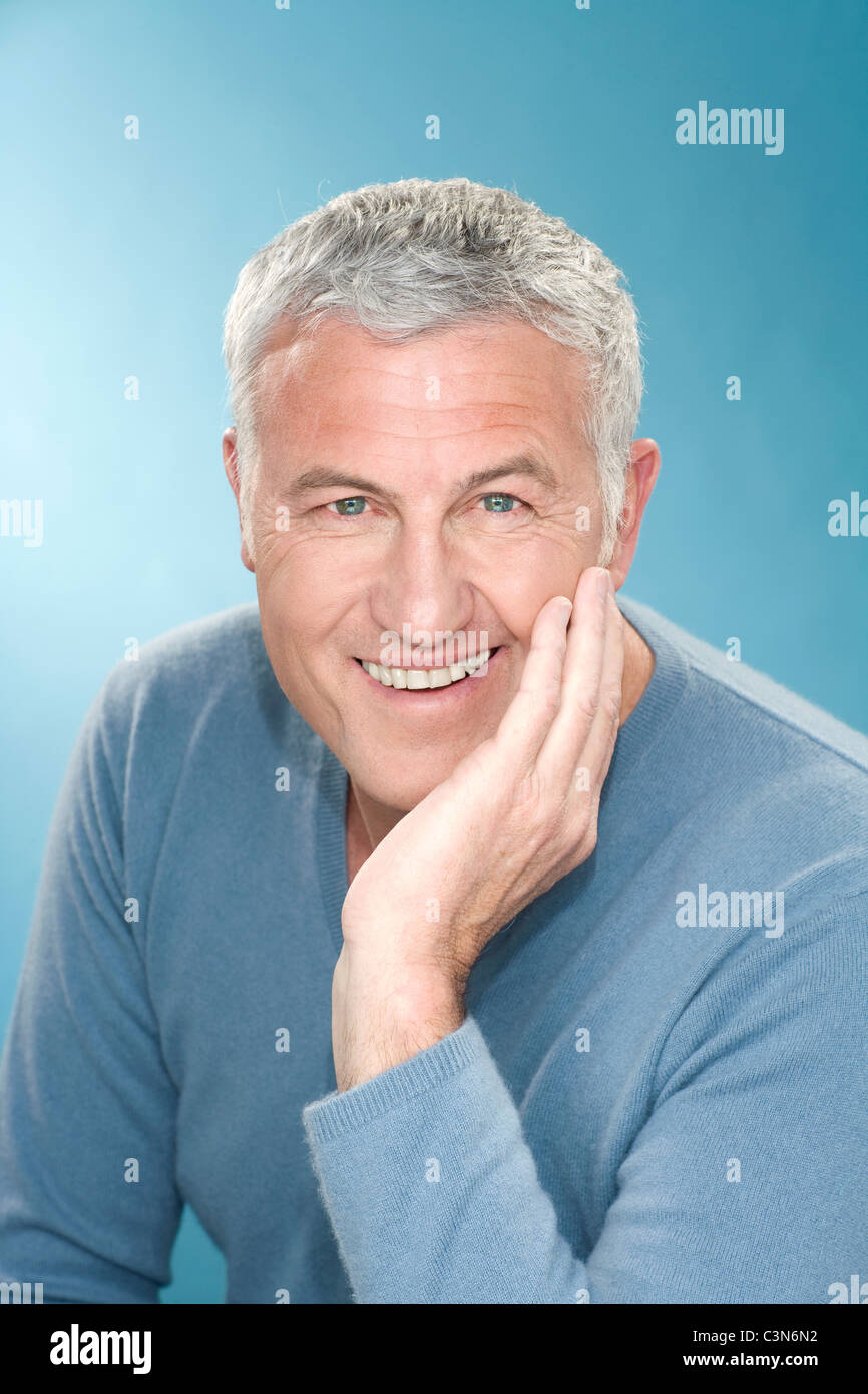 Glücklich graue Haare Mann mit Hand, Gesicht Stockfoto