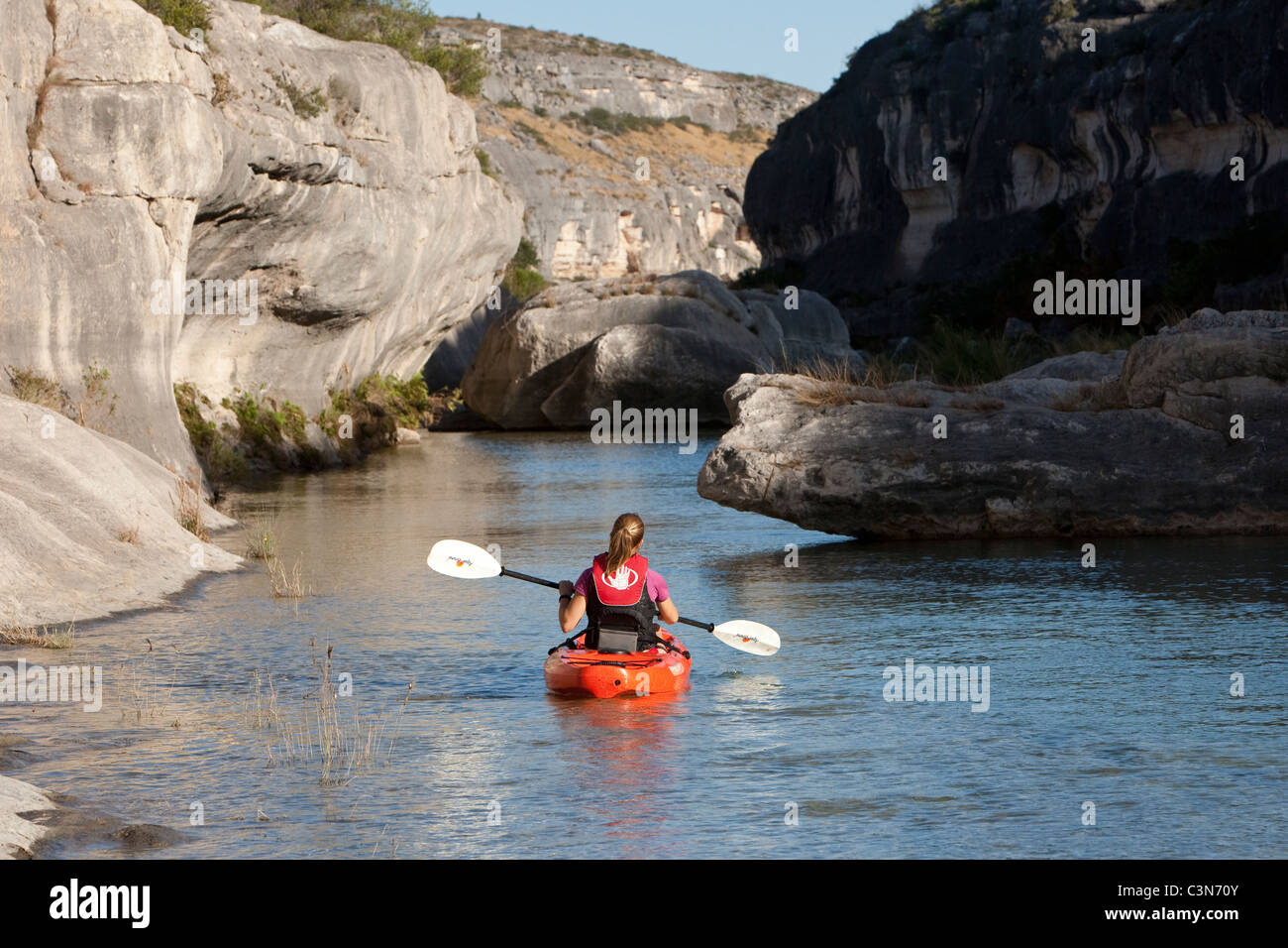 Fallen Sie Kajak auf der Pecos River im südwestlichen Val Verde County. Stockfoto