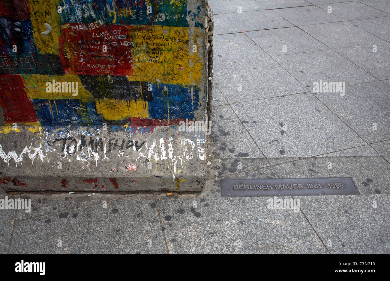 Eine Tafel zum Gedenken an den ehemaligen Standort der Berliner Mauer am Potsdamer Platz, Berlin, Deutschland Stockfoto