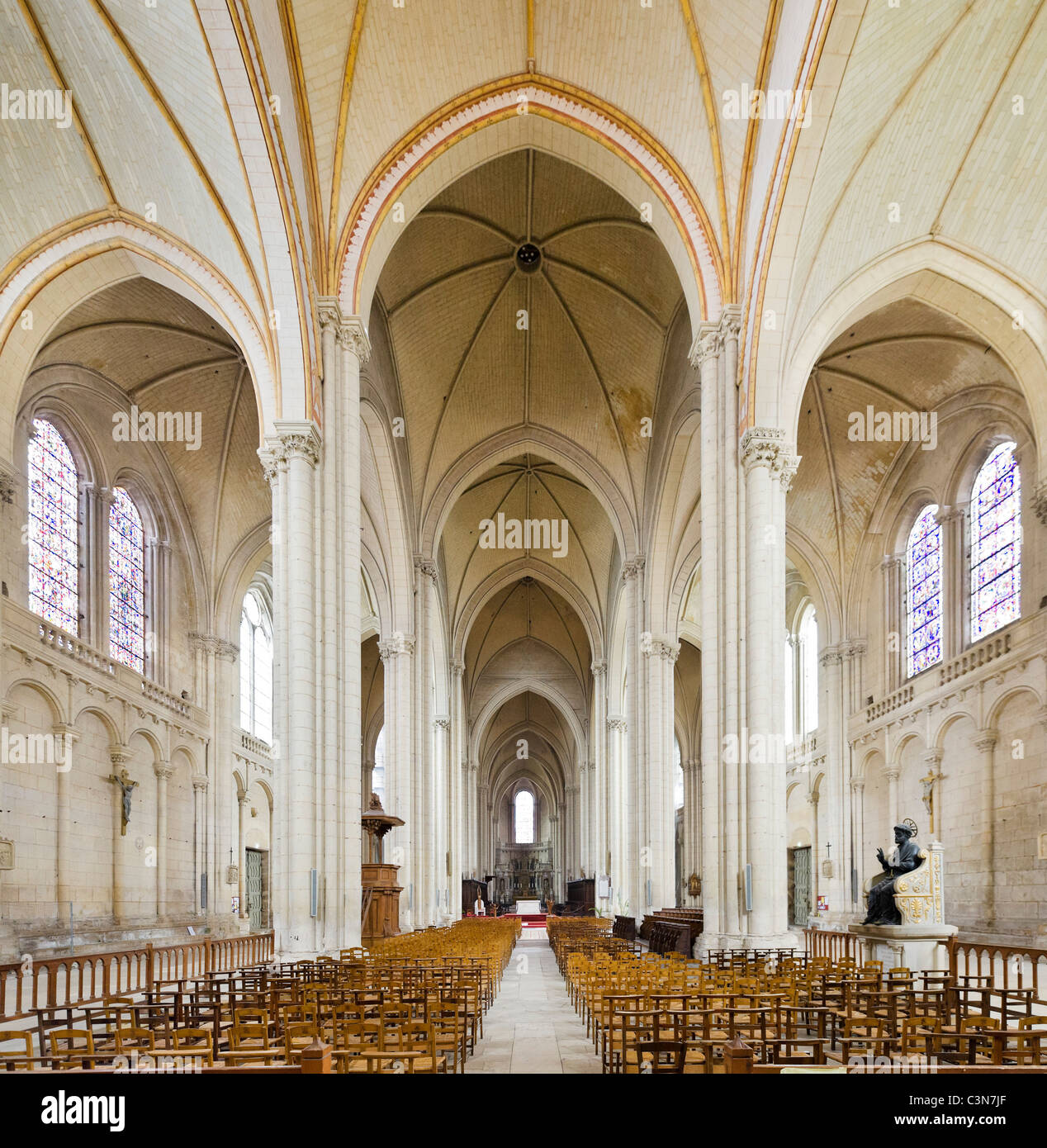 Das Innere der Kathedrale von Poitiers (Cathedrale Saint-Pierre de Poitiers), Poitiers, Poitou-Charentes, Frankreich Stockfoto