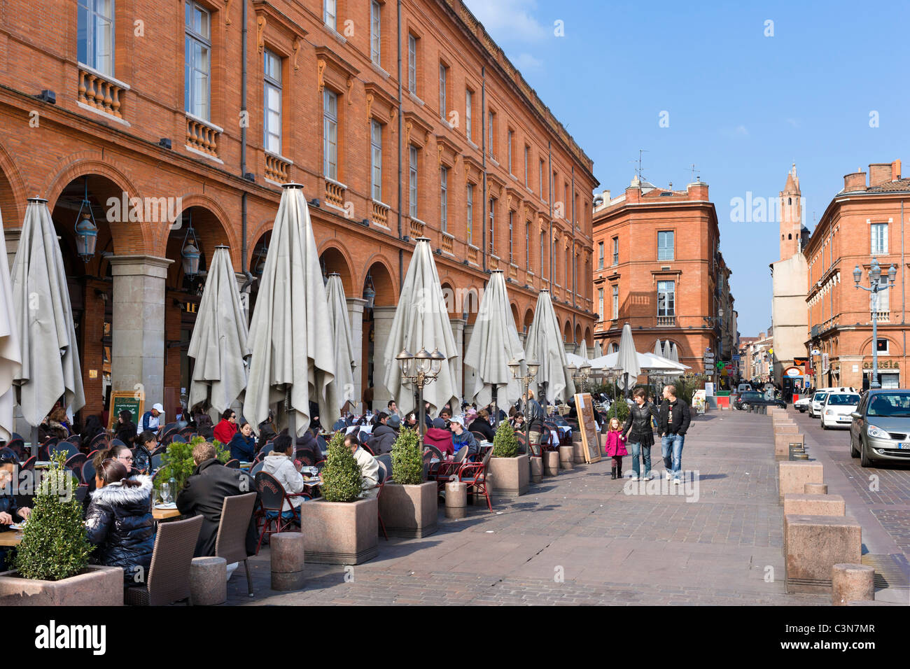 Straßencafés in der Place du Capitole in der Innenstadt, Toulouse, Languedoc, Frankreich Stockfoto