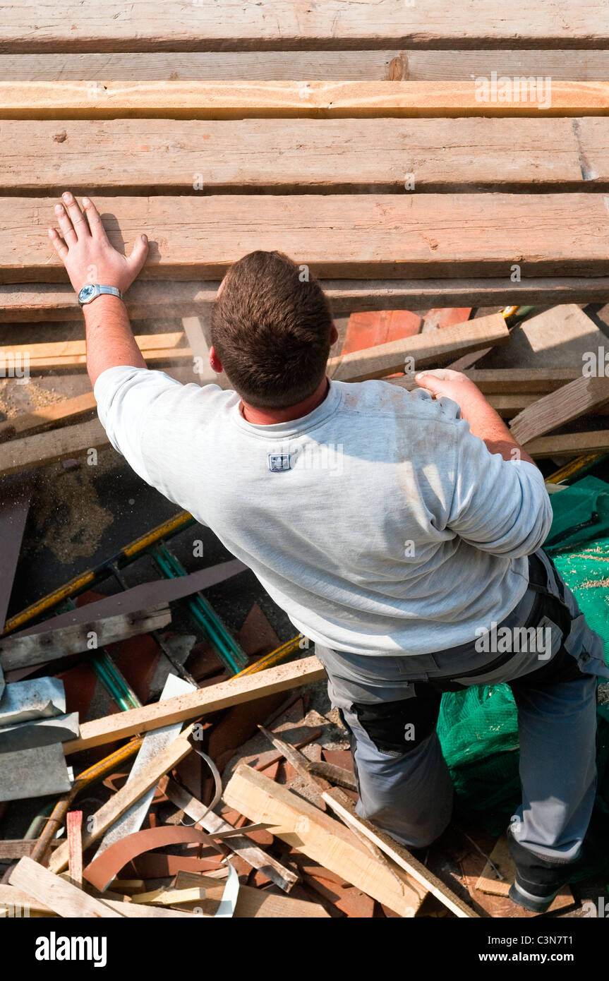 Arbeiter laden Planken und Bauherren Schutt auf LKW - Frankreich. Stockfoto
