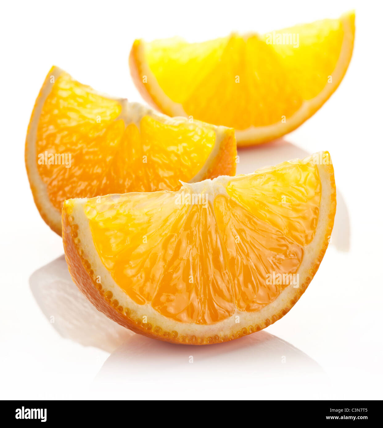Orangenscheibe auf weißem Hintergrund. Stockfoto