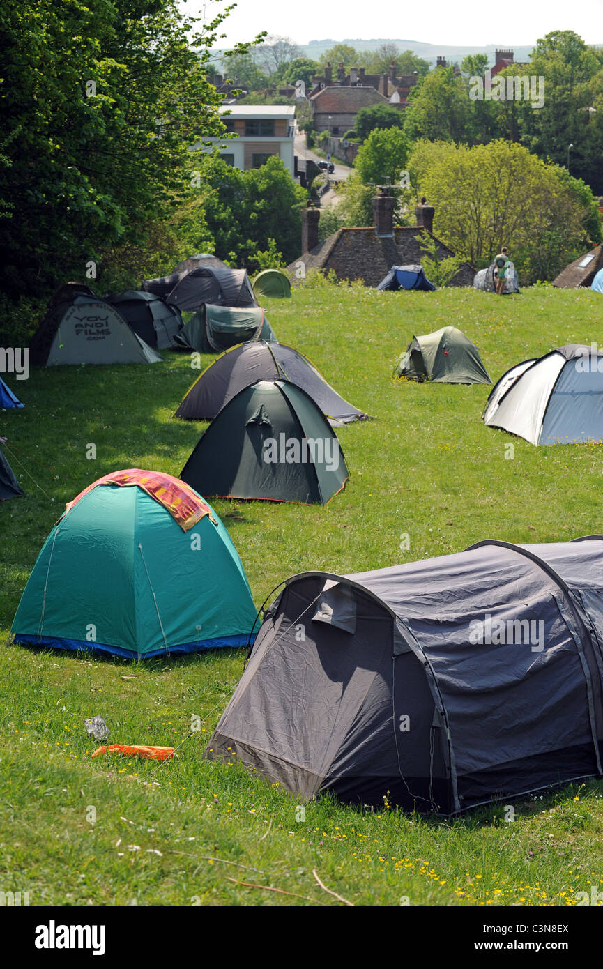 Klima-Camp auf dem Gelände des St. Annes Schule in Lewes - Zelte, wo die Demonstranten schlafen einrichten Stockfoto
