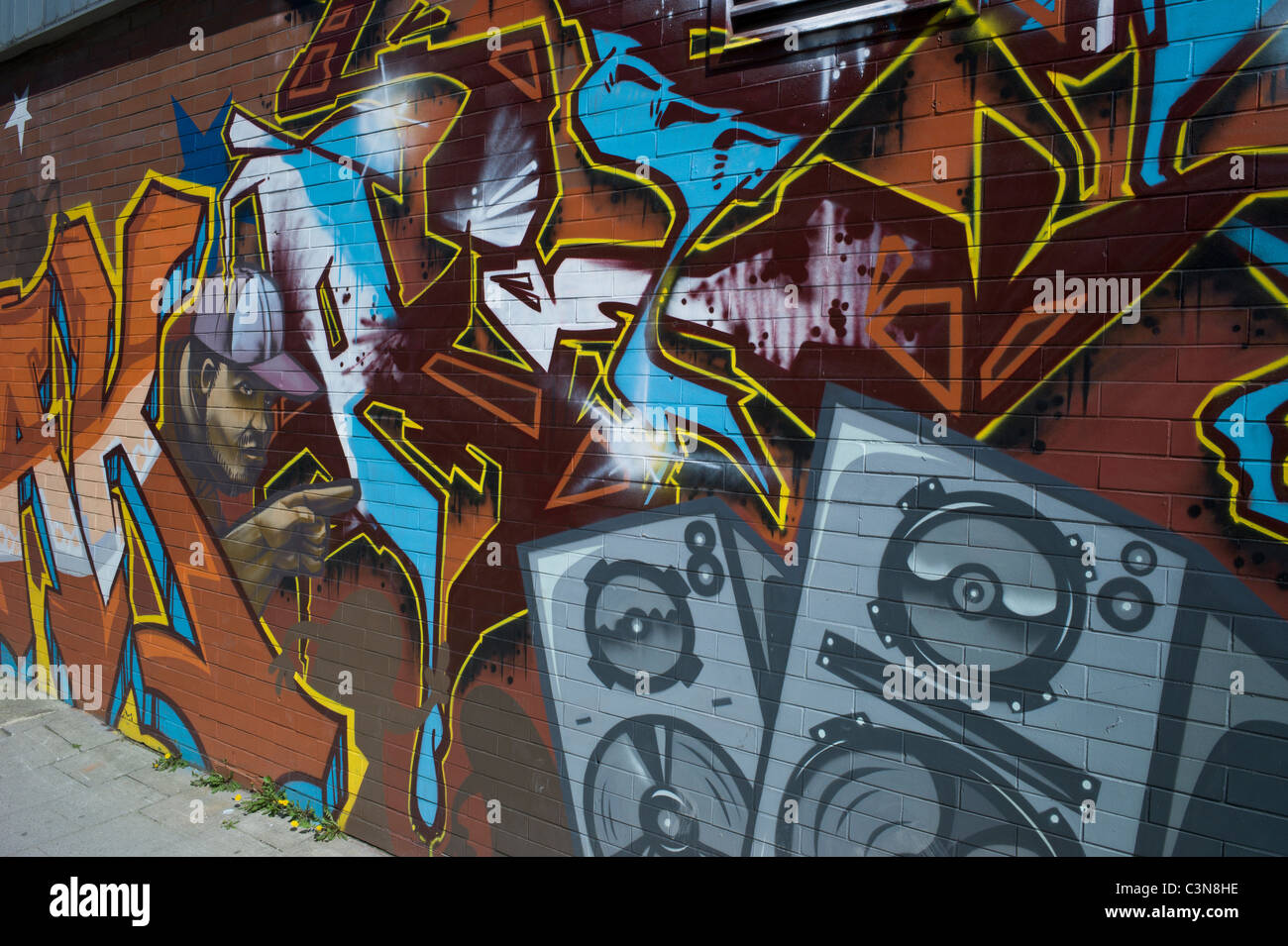 Kunstvolle Graffitis auf einen langen Stein Wand in München-Giesing zeigen einen bunten Tag und verschiedene Elemente der Hip-Hop-Kultur, Deutschland Stockfoto