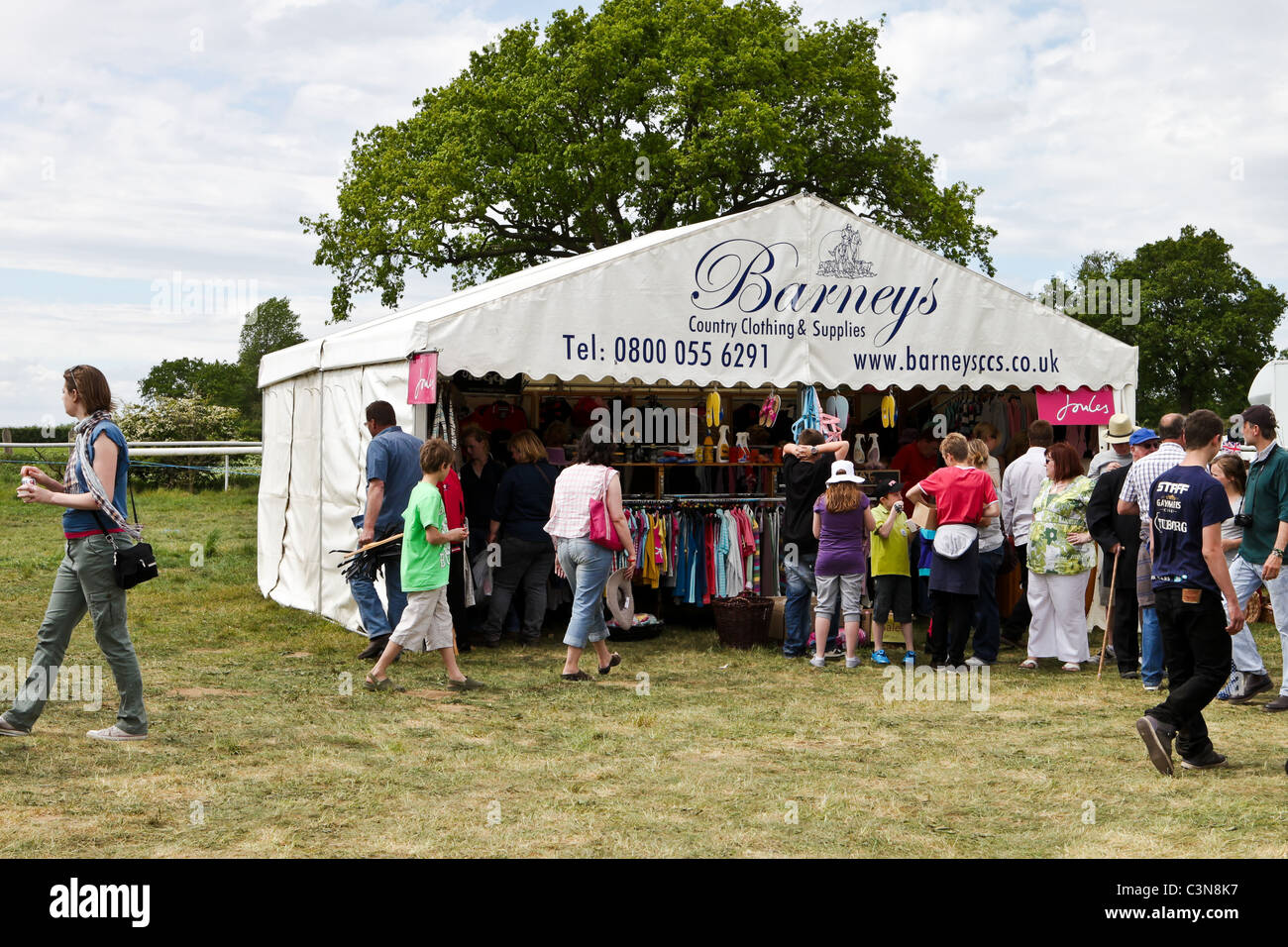 Menschen auf einer Messe Stand auf der South Suffolk Show 2011 Stockfoto