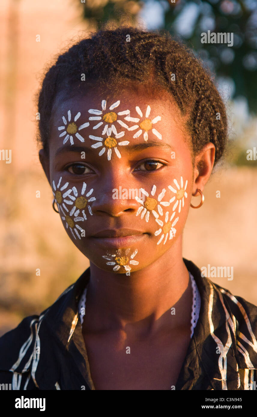 Porträt des jungen madagassischen Frau mit typischen Maske der Sakalava Volksgruppe in Nosy Be, Madagaskar Stockfoto