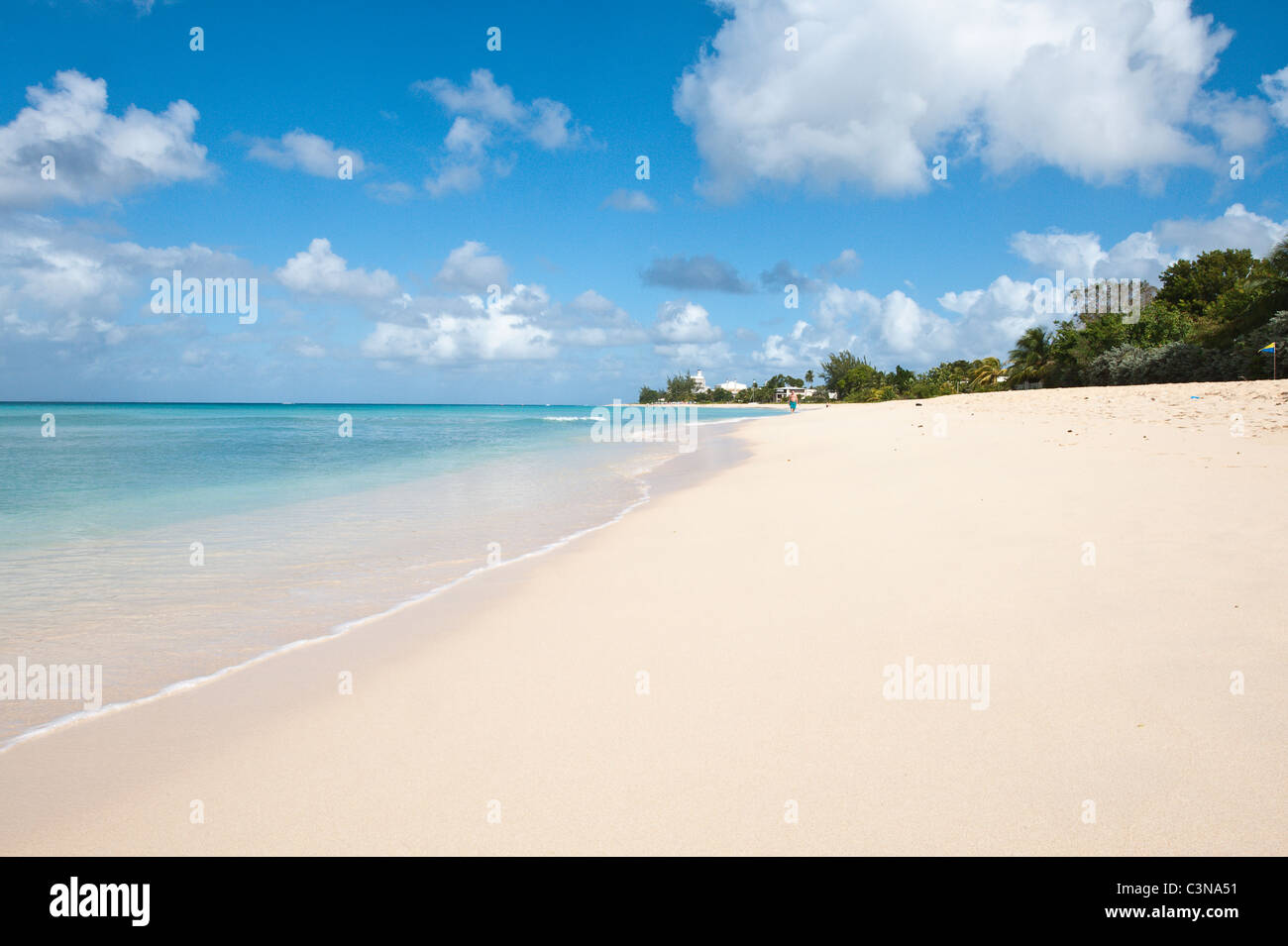 Paar Hände Flitterwochen zu Fuß am Strand von Brighton oder Cockspur Strand Barbados, Caribbean halten. Stockfoto