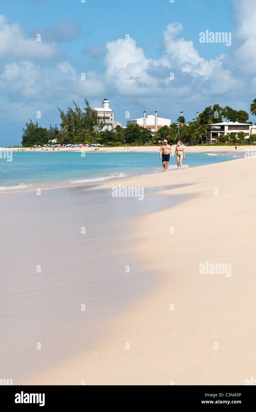 Paar Hände Flitterwochen zu Fuß am Strand von Brighton oder Cockspur Strand Barbados, Caribbean halten. Stockfoto