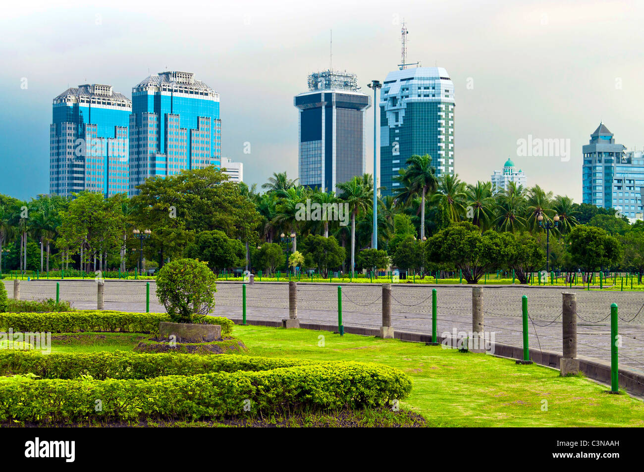 Jakarta-Skyline im öffentlichen Park Garten bei schlechtem Wetter Stockfoto