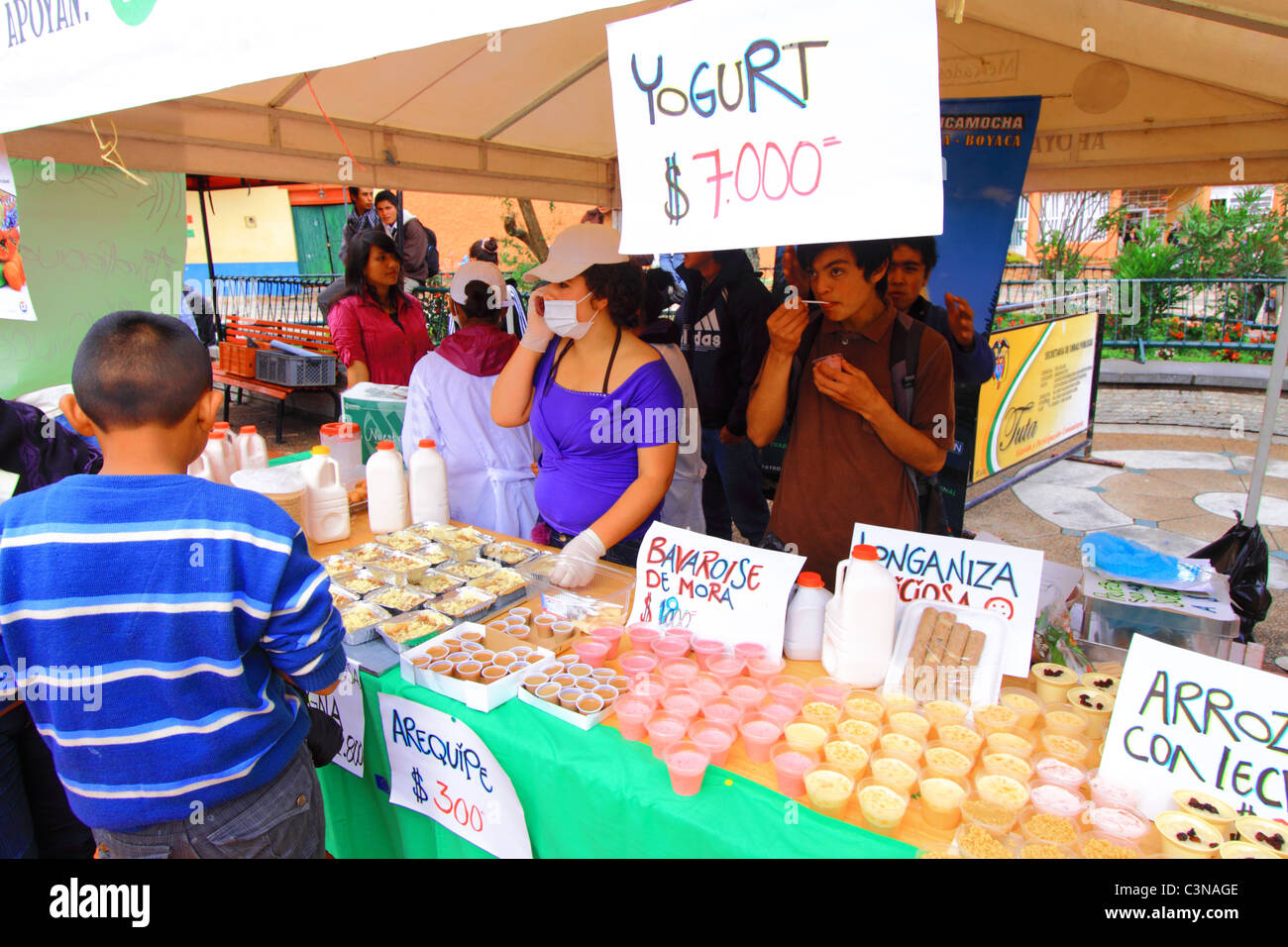 Verkauf von Süßigkeiten und Milchprodukte während der Messe von Toca, Boyaca, Kolumbien, Südamerika Stockfoto