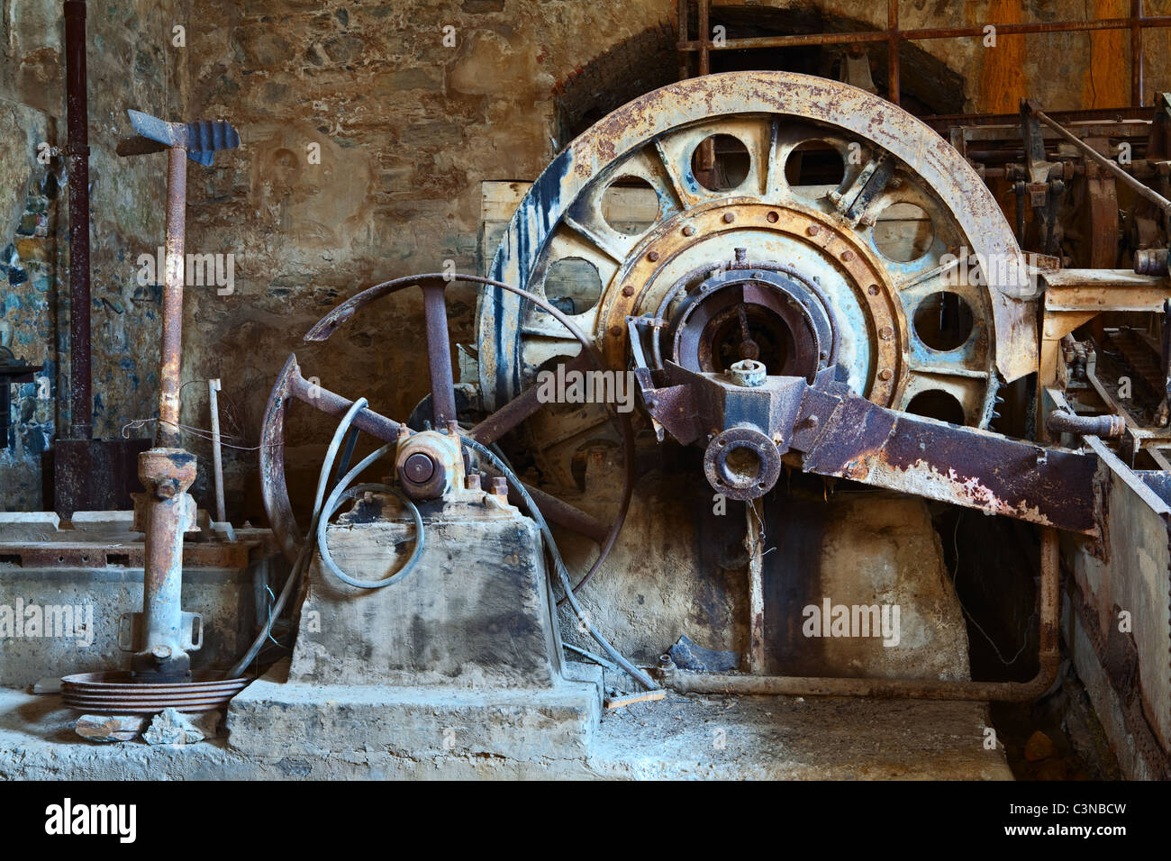 alte rostige Vintage Industriemaschinen abgelagerten Rad der Mine Industrie antiken Motor Stockfoto