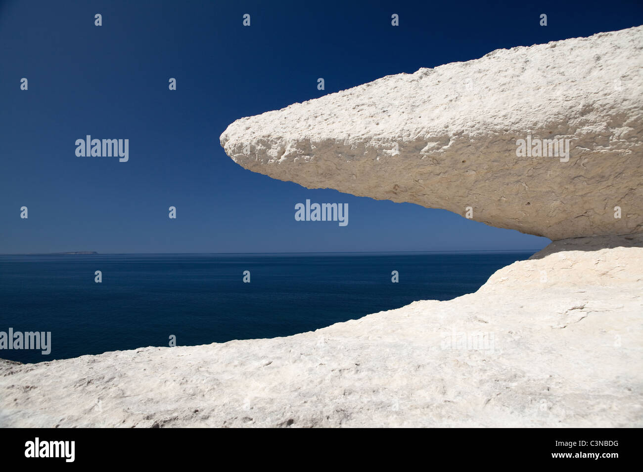 erodierte Kreide Felsen Detail weißen Stein Blau Himmel und Meer schöne Hintergrund-Erosion der Felsen an der Küste Stockfoto