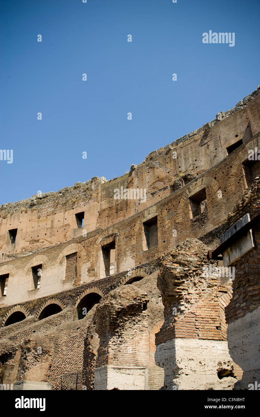 Zerfallenden Mauern des Colosseun in Rom, Italien Stockfoto