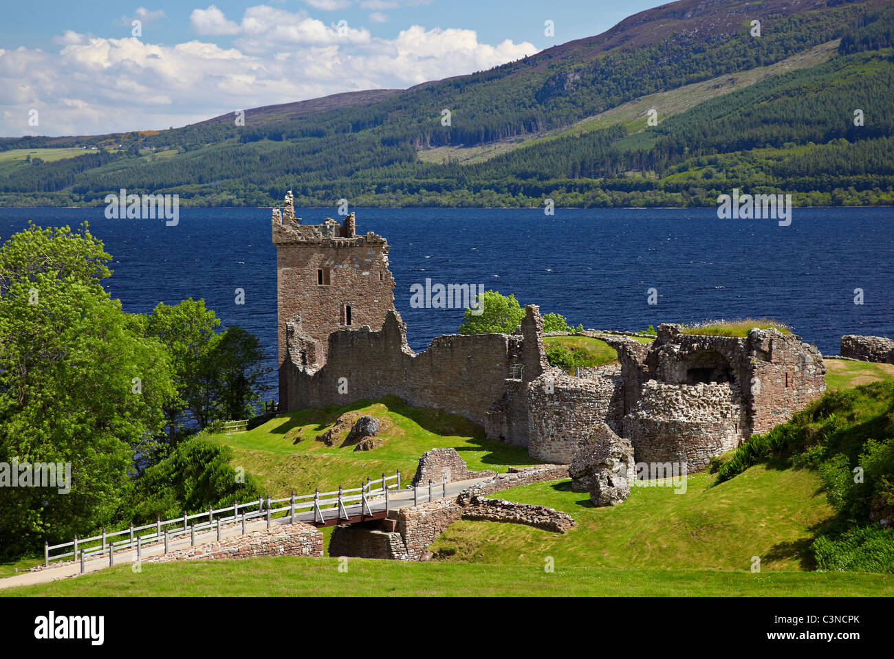 Ruinen von Urquhart Castle am Loch Ness See Stockfoto