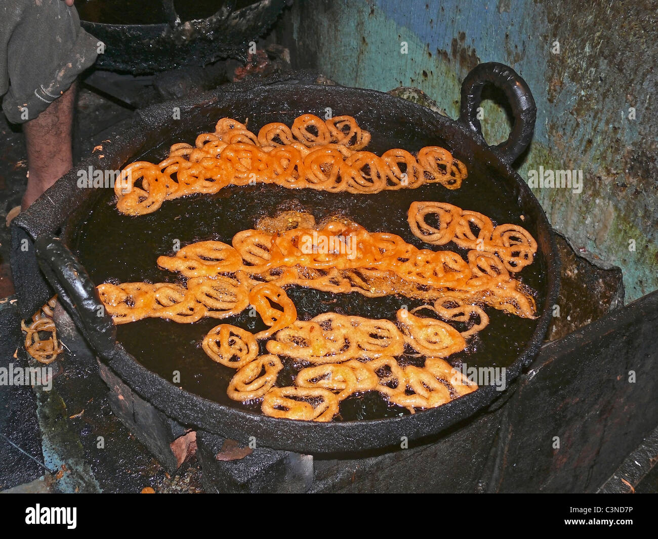 Süßspeise, Jalebi gelbe Farbe Kreis tief in Zuckerwasser, Indien Stockfoto