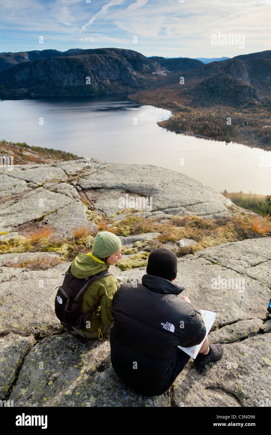 Zwei Wanderer Stop Ruhelagerung über dem See in Norwegen Stockfoto
