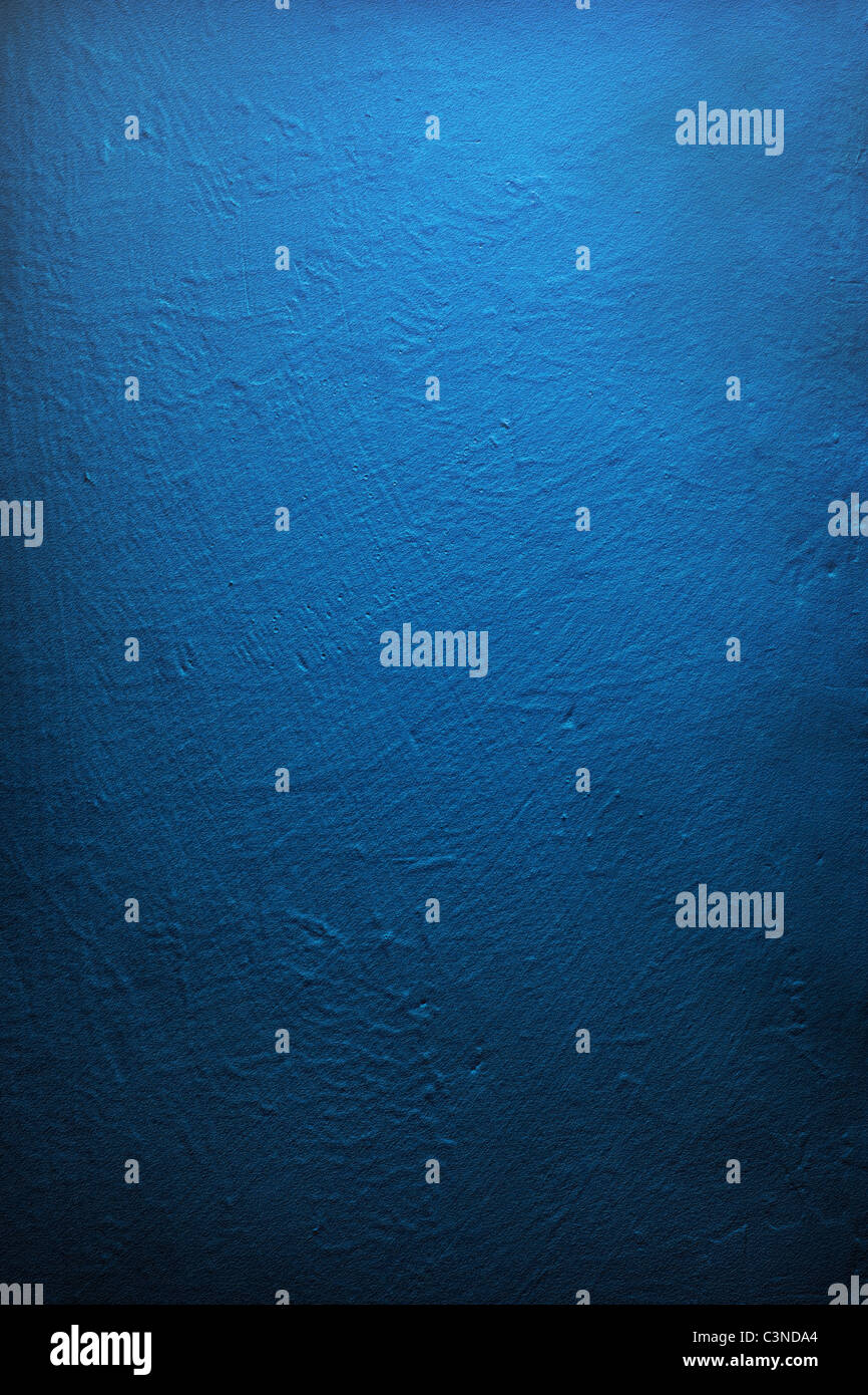 Farbverlauf beleuchtet tief blauen Wand, texturiert. Stockfoto