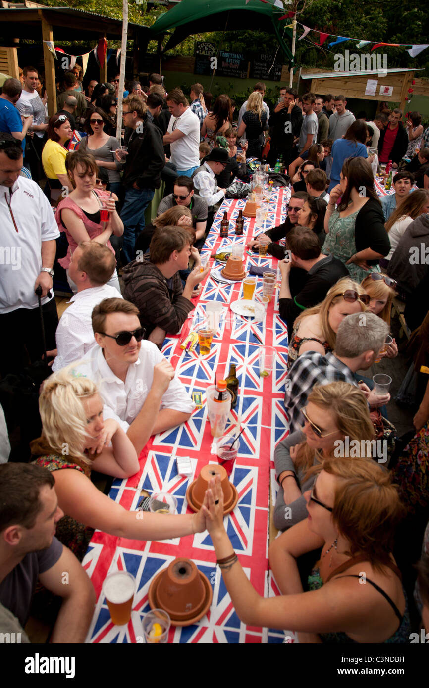 Genießen Sie eine königliche Hochzeit Straße Partypeople Brighton UK Stockfoto