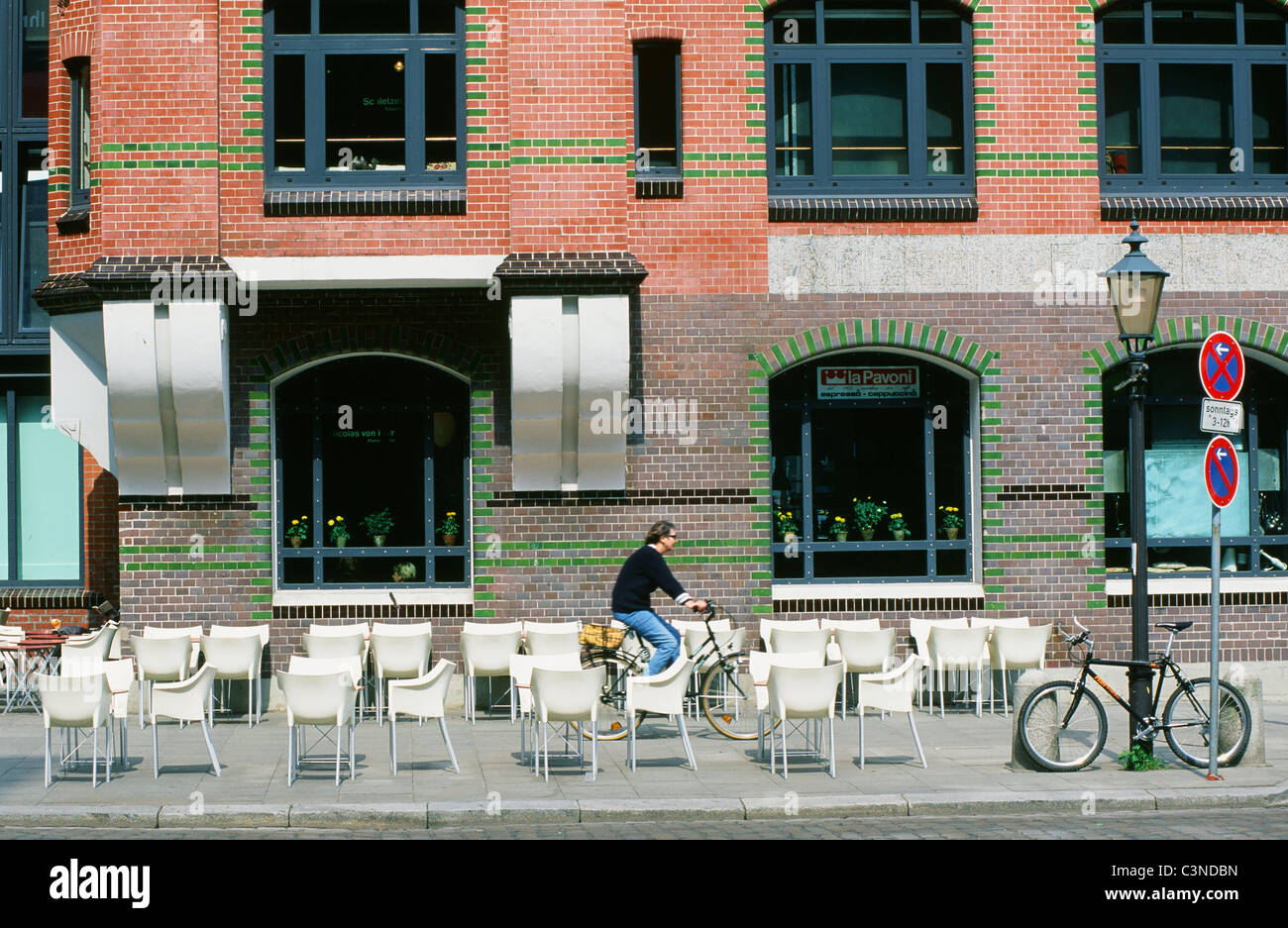 Das Café des Einkaufszentrums Design Stilwerk am Große Elbstraße im ehemaligen Hafengebiet von Hamburg am nördlichen Ufer der Elbe. Stockfoto