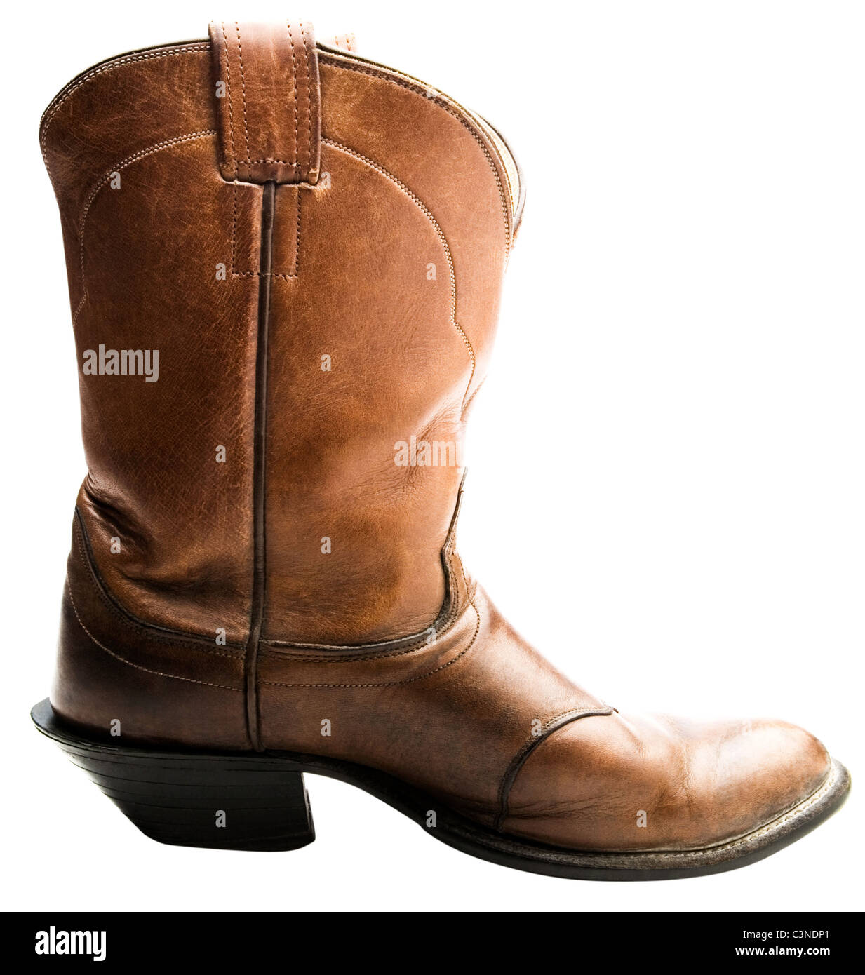 Nahaufnahme eines Cowboy boots von brauner Farbe isoliert auf weiß Stockfoto