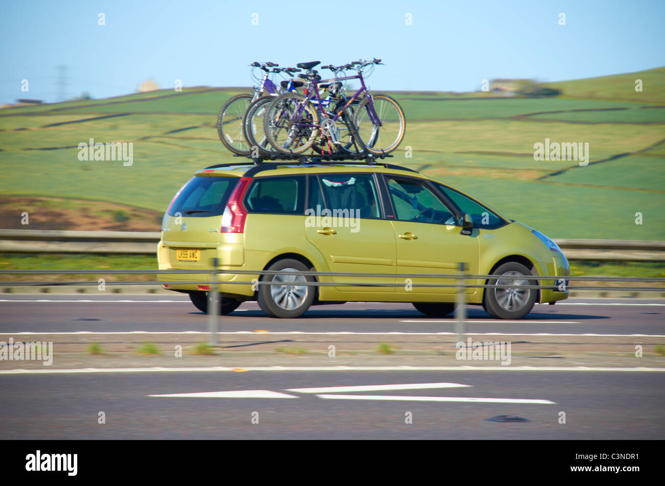 Bikes on roof rack car Fotos und Bildmaterial in hoher Auflösung