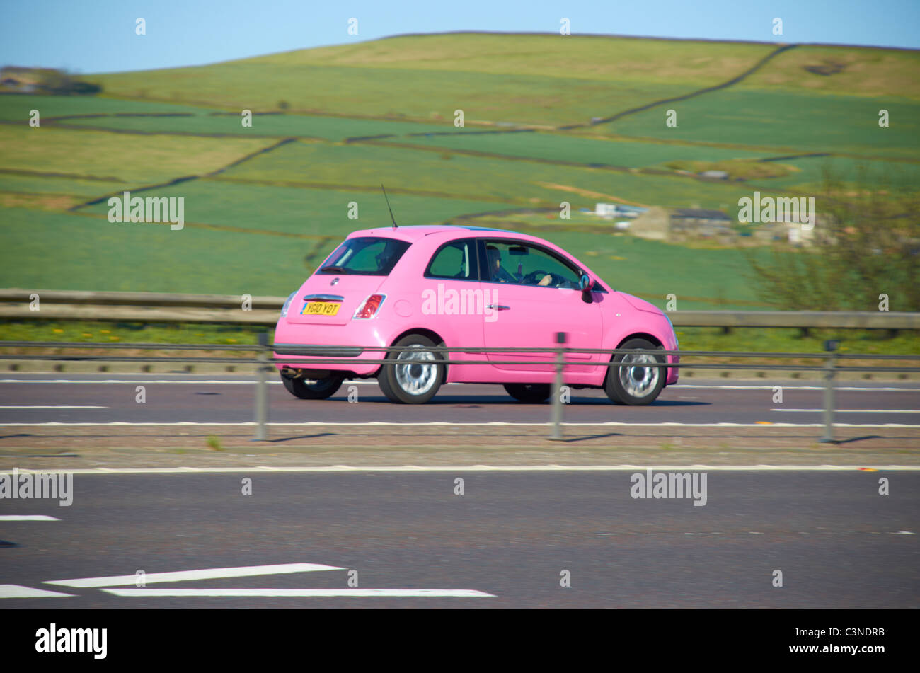 Fiat 500 auf der M62 rosa. Stockfoto