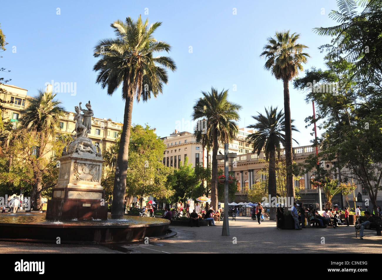 Blauer Himmelsblick auf Palmen, Menschen und Simon Bolivar Latin American Freedom Monument, Plaza de Armas, Santiago, Chile Stockfoto