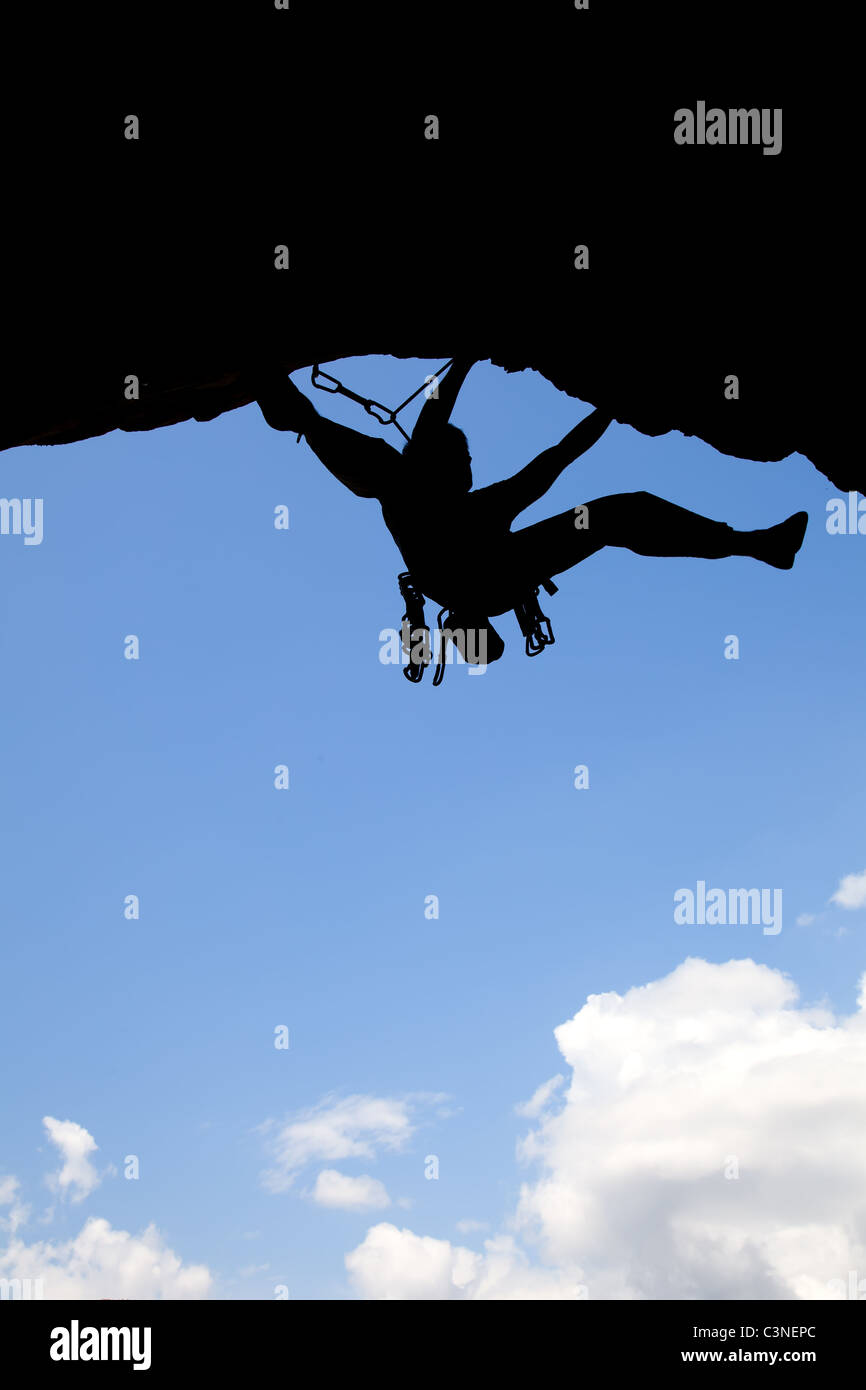 Rock Climber Silhouette an einem sonnigen Tag klettern hoch Stockfoto
