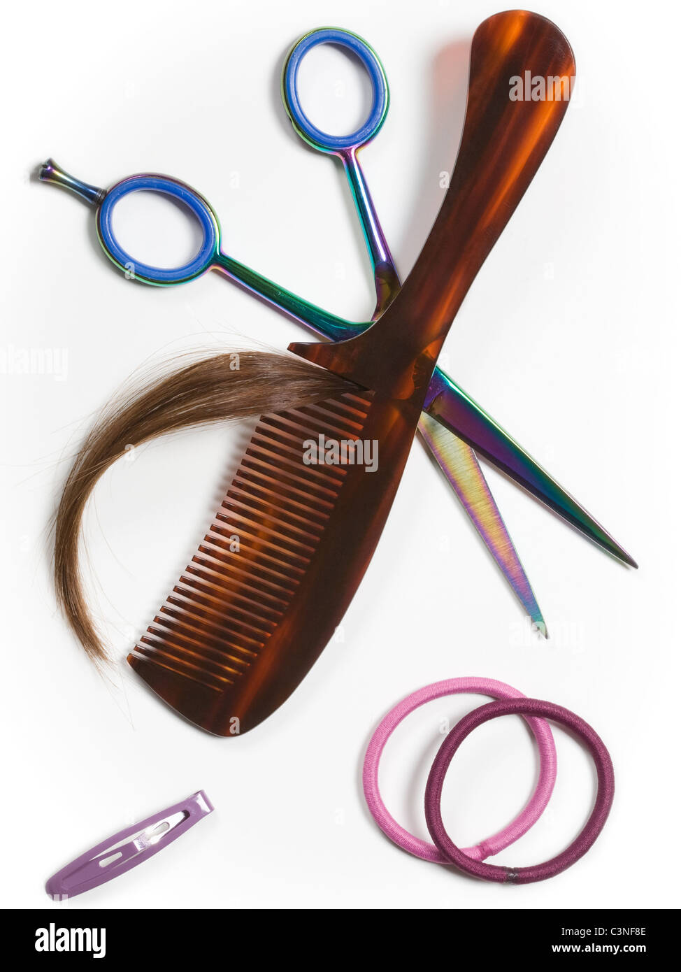 Friseur Schere und Kamm auf weiße, hohe Winkel anzeigen Stockfoto
