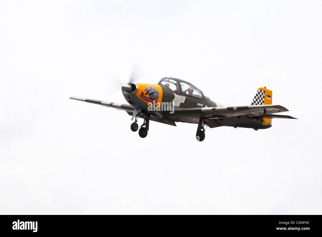 Piaggo P 149 D-EARY "Screaming Eagle" im Flug mit Landung Zahnrad Dow am Breighton Flugplatz Stockfoto