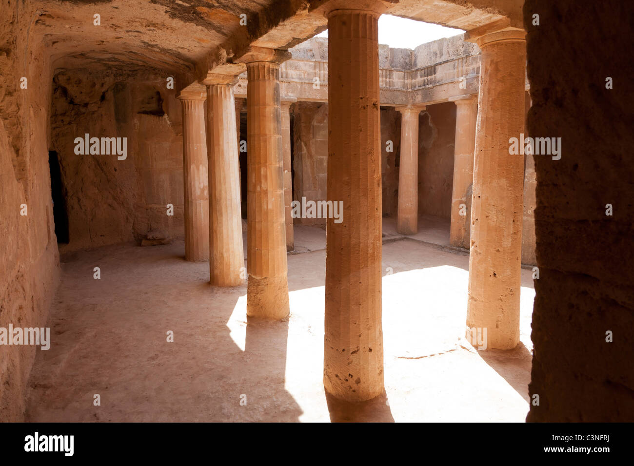 Säulen im Inneren der Königsgräber, Paphos, Zypern Stockfoto